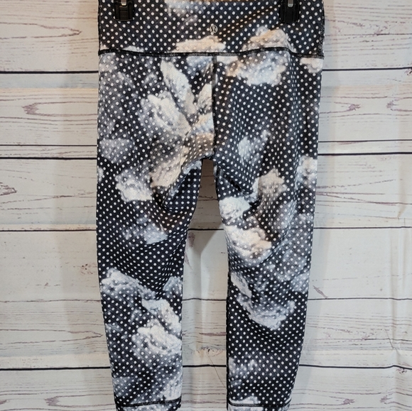 Lululemon🍋 wonder under crop patterned leggings - Picture 2 of 14